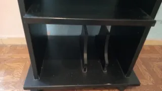 Mesa TV negra con ruedas