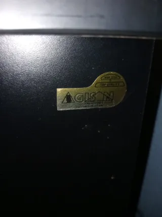 Mesa TV negra con ruedas