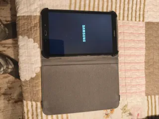 Tablet Samsung Negra con Funda Gris