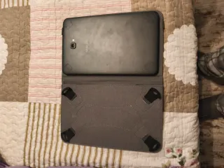 Tablet Samsung Negra con Funda Gris