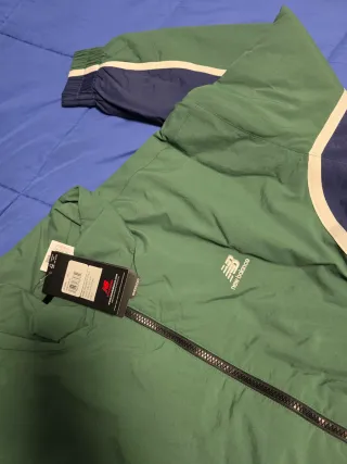 Chaqueta Bomber New Balance Impermeable