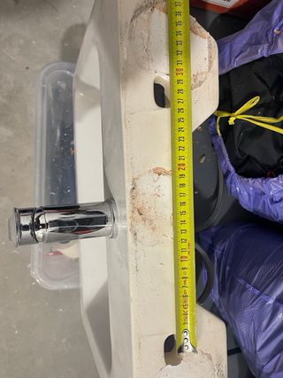 Lavabo Gala nuevo con grifo y sifón.