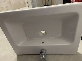 Lavabo Gala nuevo con grifo y sifón.