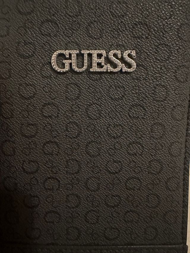 Bolso Guess Negro con Cadena Plateada