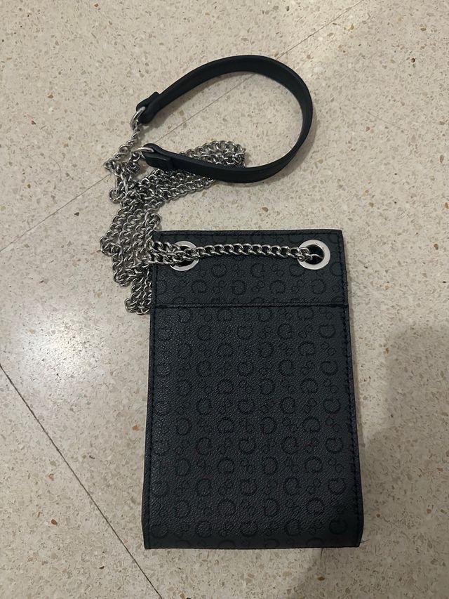 Bolso Guess Negro con Cadena Plateada