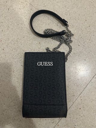 Bolso Guess Negro con Cadena Plateada