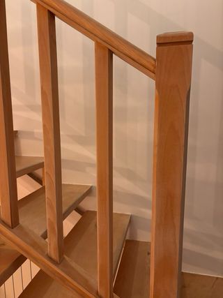 Escalera de madera de roble