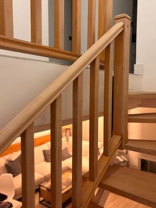 Escalera de madera de roble