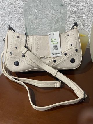 Bolso Desigual crudo con tachuelas