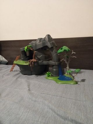 Isla de piedra con cascada y árboles de Playmobil.