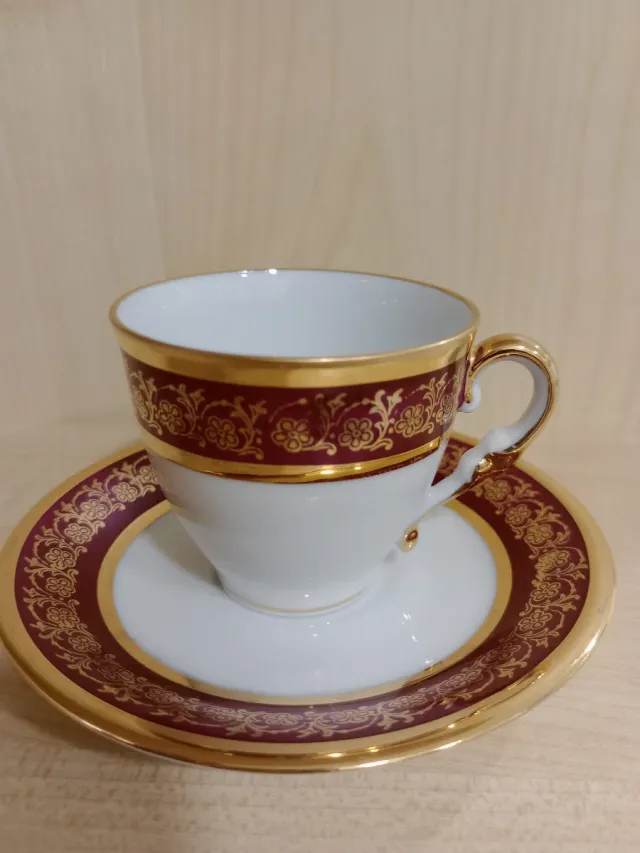 Taza de café de porcelana con borde dorado