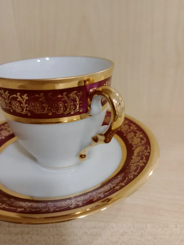 Taza de café de porcelana con borde dorado