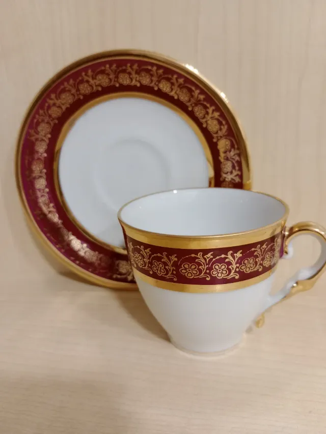 Taza de café de porcelana con borde dorado