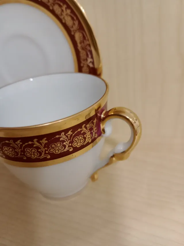 Taza de café de porcelana con borde dorado