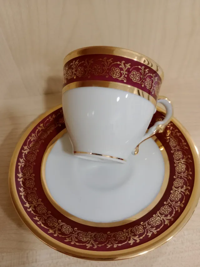 Taza de café de porcelana con borde dorado