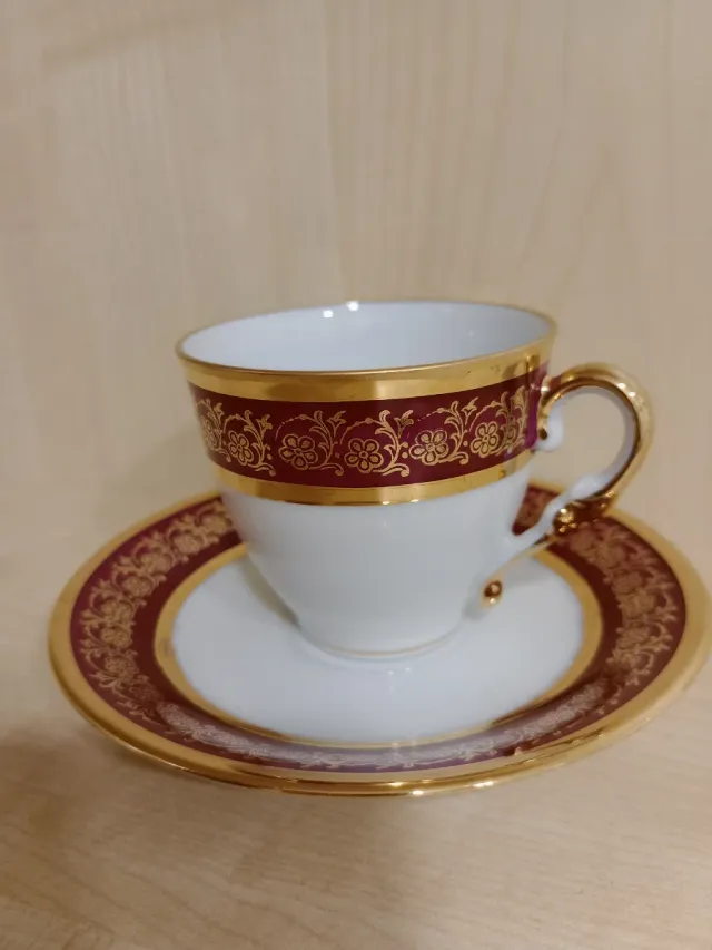 Taza de café de porcelana con borde dorado