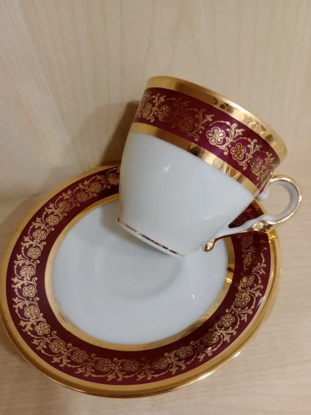 Taza de café de porcelana con borde dorado