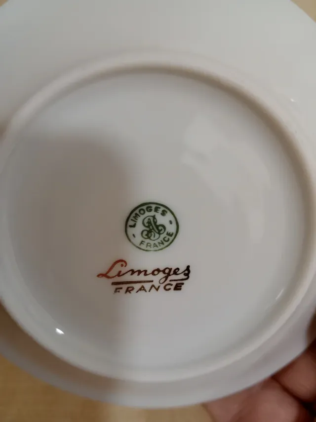 Taza de café de porcelana con borde dorado