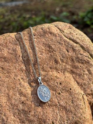 Collar con medalla