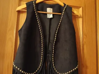 Chaleco antelina negro con tachuelas