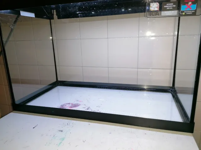 Pecera 78L con luz LED y marcos negros