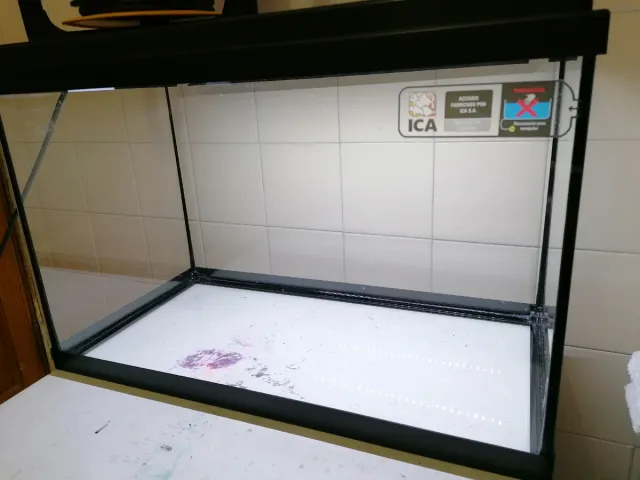 Pecera 78L con luz LED y marcos negros