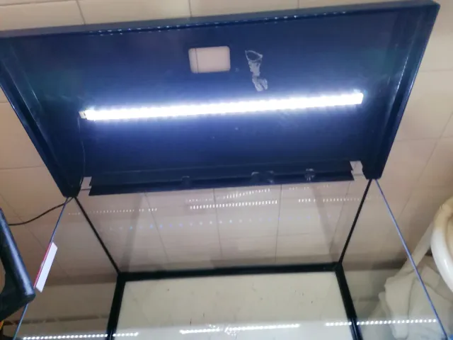 Pecera 78L con luz LED y marcos negros