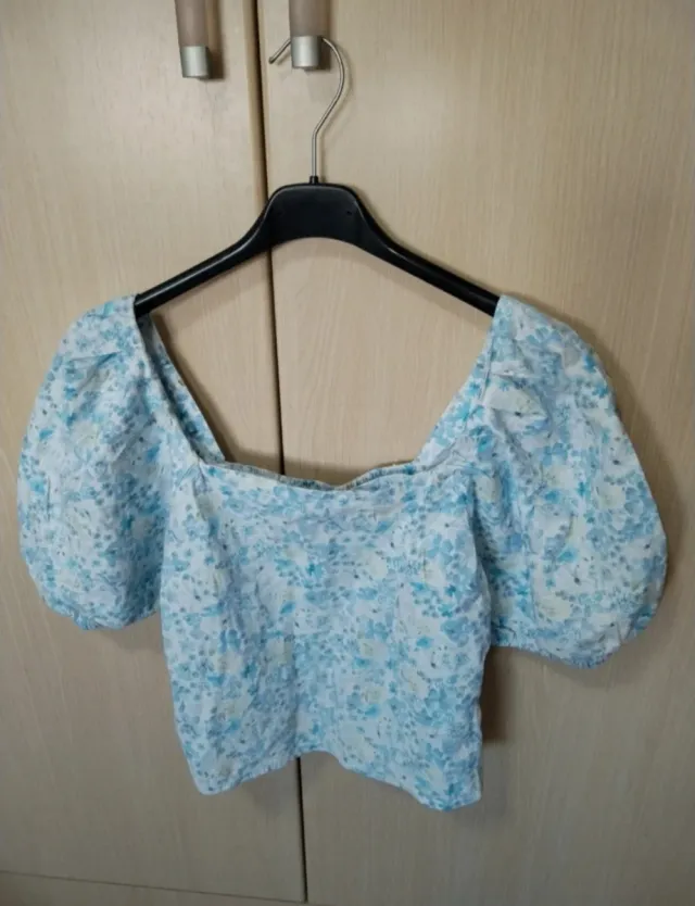 Top floral escote cuadrado manga abullonada