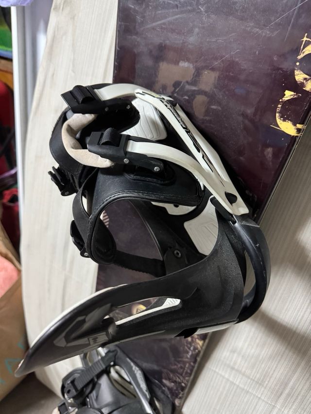 Tabla y fijaciones de snowboard