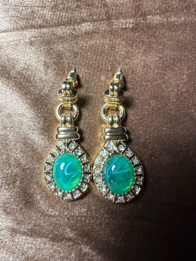 Pendientes dorados con cristal verde