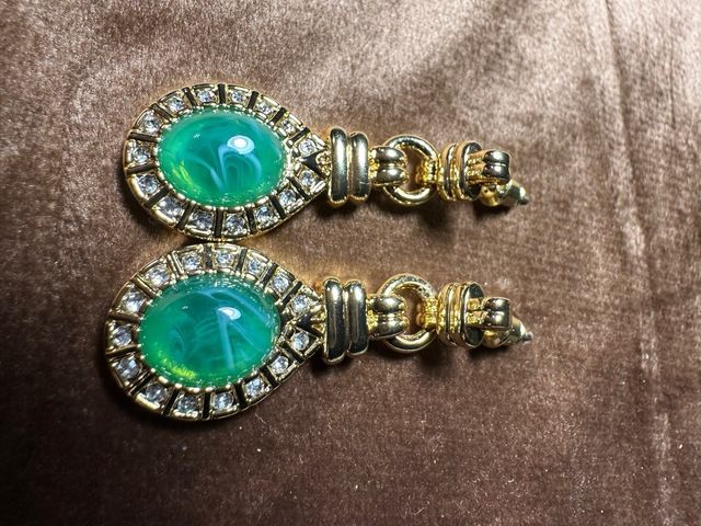 Pendientes dorados con cristal verde