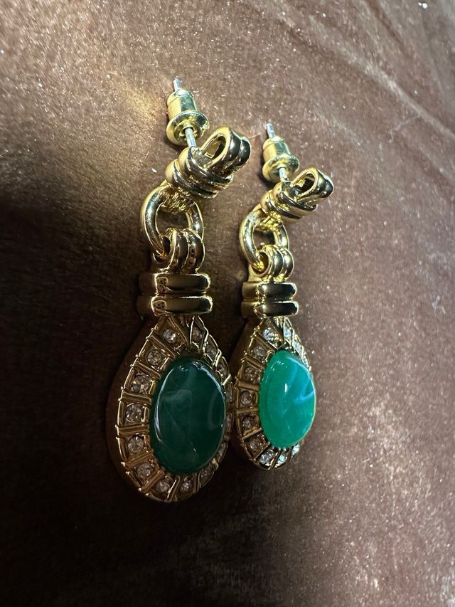 Pendientes dorados con cristal verde