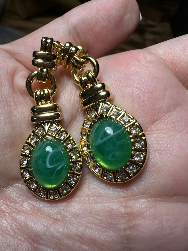 Pendientes dorados con cristal verde