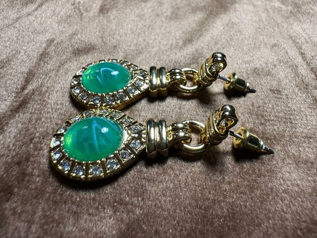 Pendientes dorados con cristal verde
