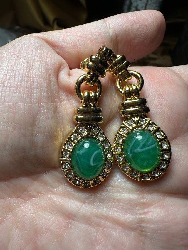 Pendientes dorados con cristal verde