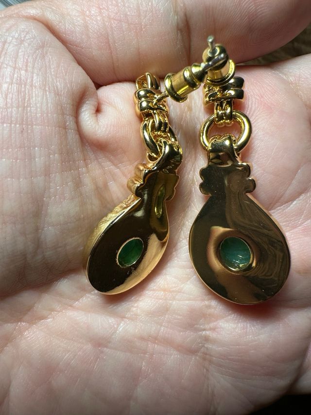 Pendientes dorados con cristal verde