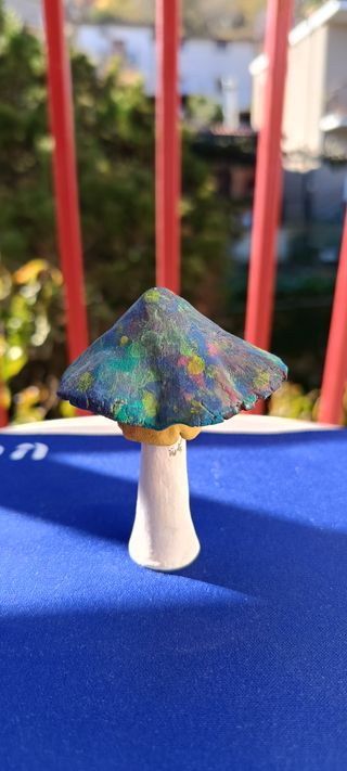 Piccole statuette in argilla fatte a mano