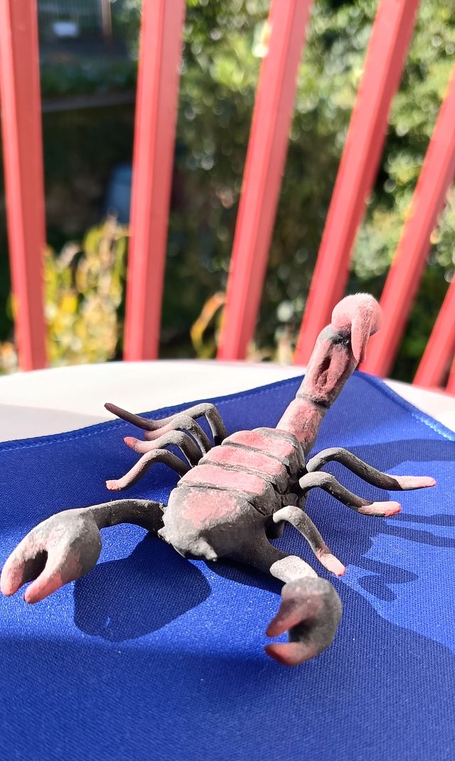 Piccole statuette in argilla fatte a mano