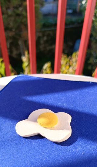 Piccole statuette in argilla fatte a mano