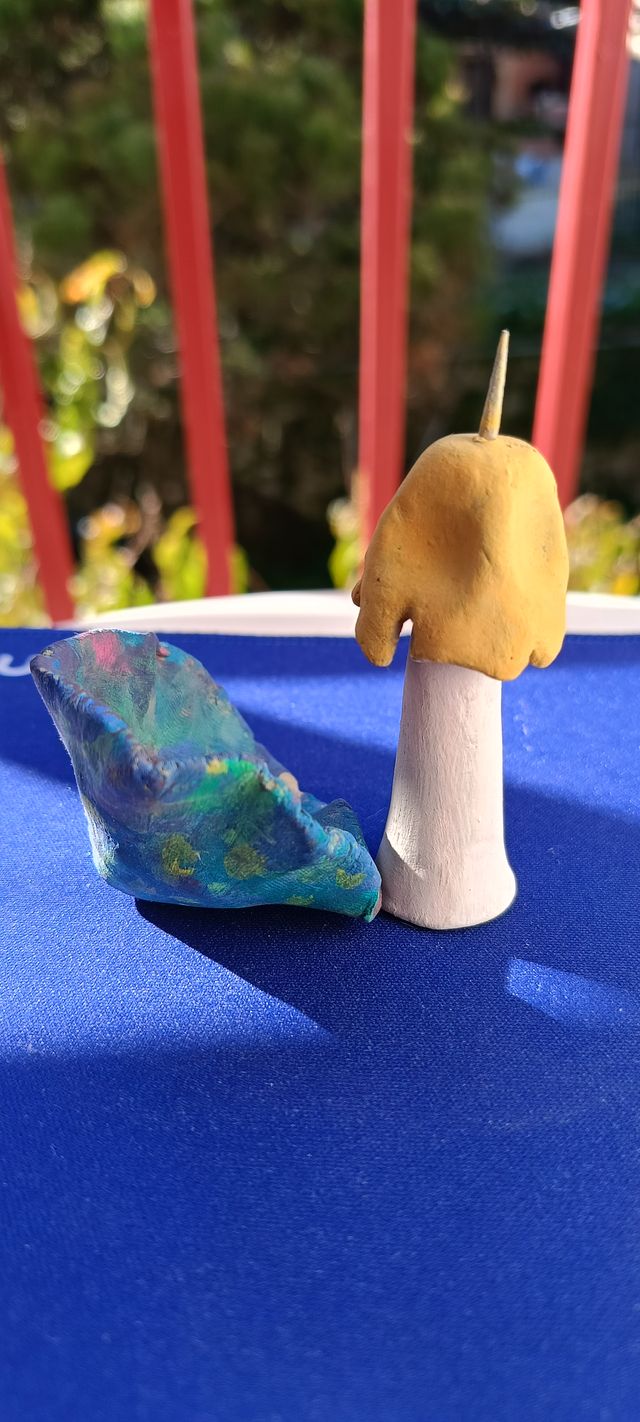 Piccole statuette in argilla fatte a mano