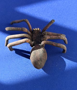 Piccole statuette in argilla fatte a mano