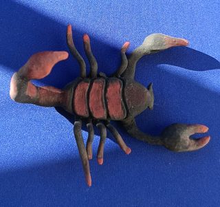 Piccole statuette in argilla fatte a mano