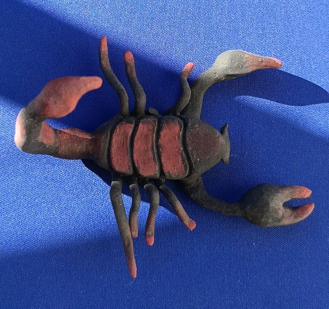 Piccole statuette in argilla fatte a mano