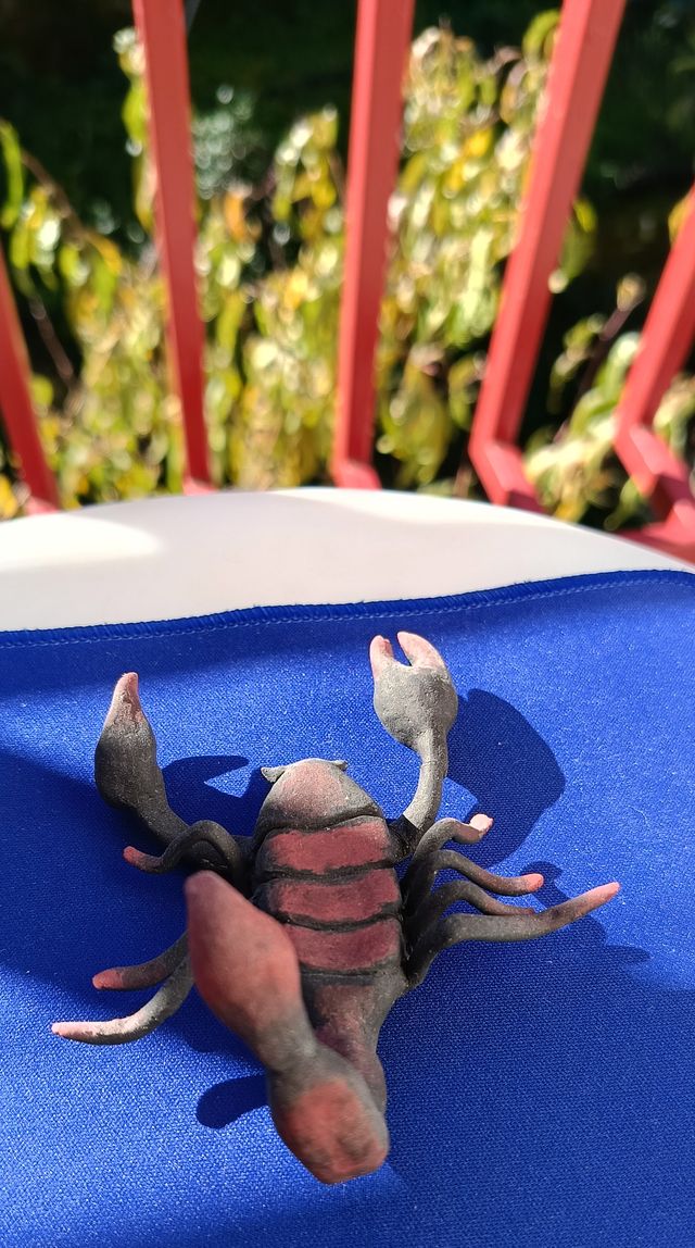 Piccole statuette in argilla fatte a mano