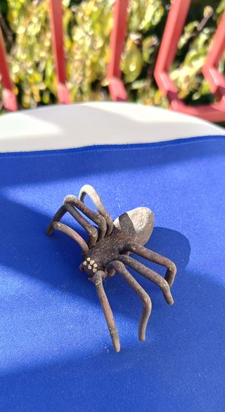 Piccole statuette in argilla fatte a mano