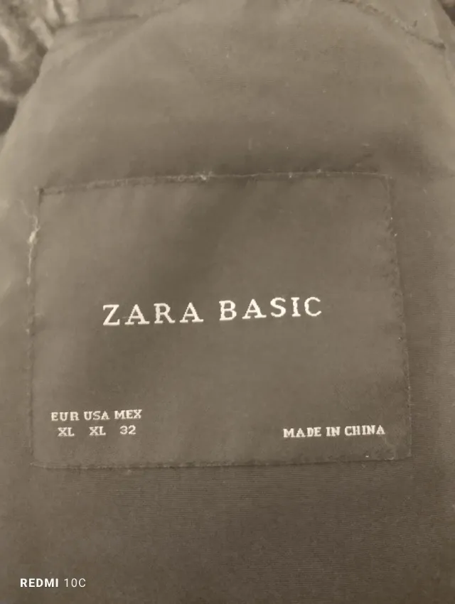 Parka Zara Negra Talla XL con cuello