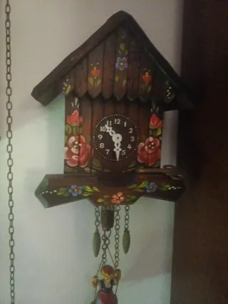 Orologio a cucù in legno dipinto a mano