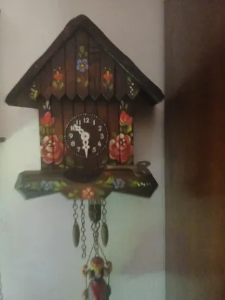 Orologio a cucù in legno dipinto a mano