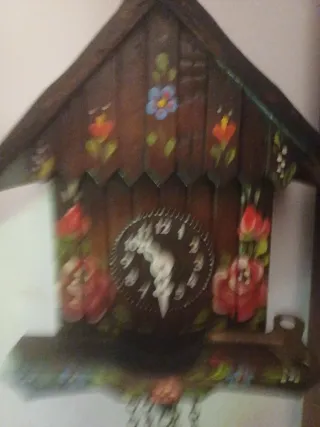 Orologio a cucù in legno dipinto a mano