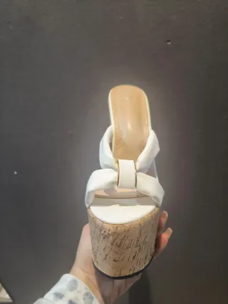 Sandalias cuña blancas y beige Aviso Son muy altas